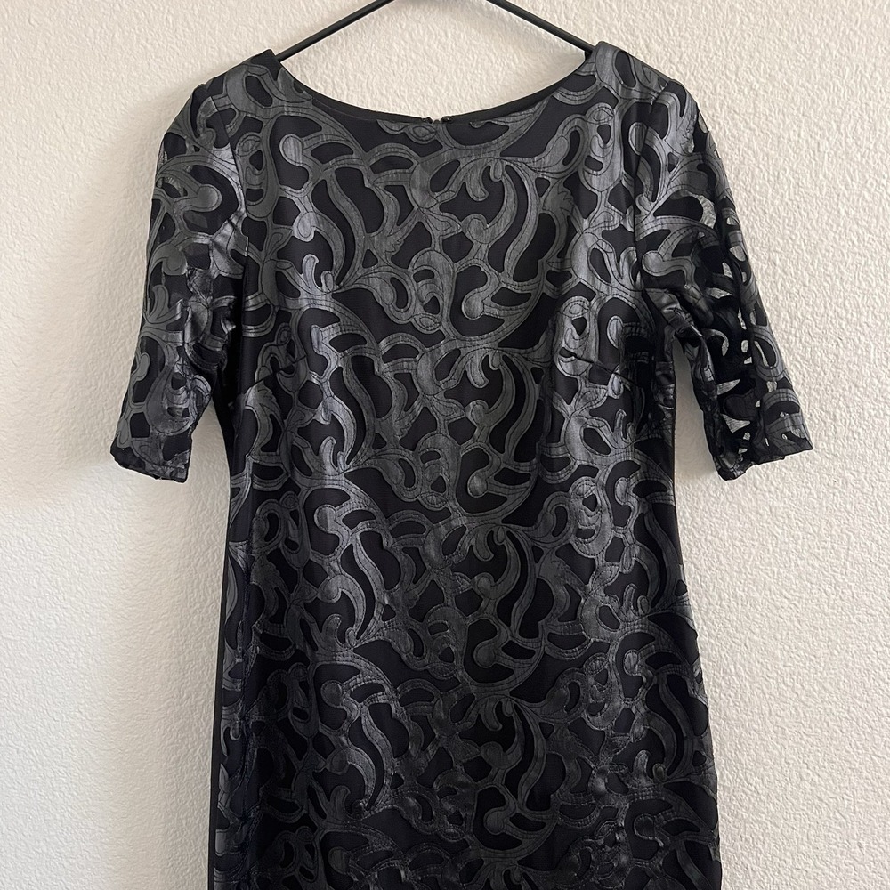 Sandra Darren Sz 8 Sheath Dress Black Faux Leather Burnout Short Sleeve - Picture 2 of 7